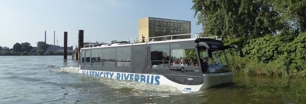 HafenCity Riverbus - bus yang bisa melaju didarat dan di atas air