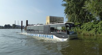 HafenCity Riverbus – bus yang bisa melaju didarat dan di atas air