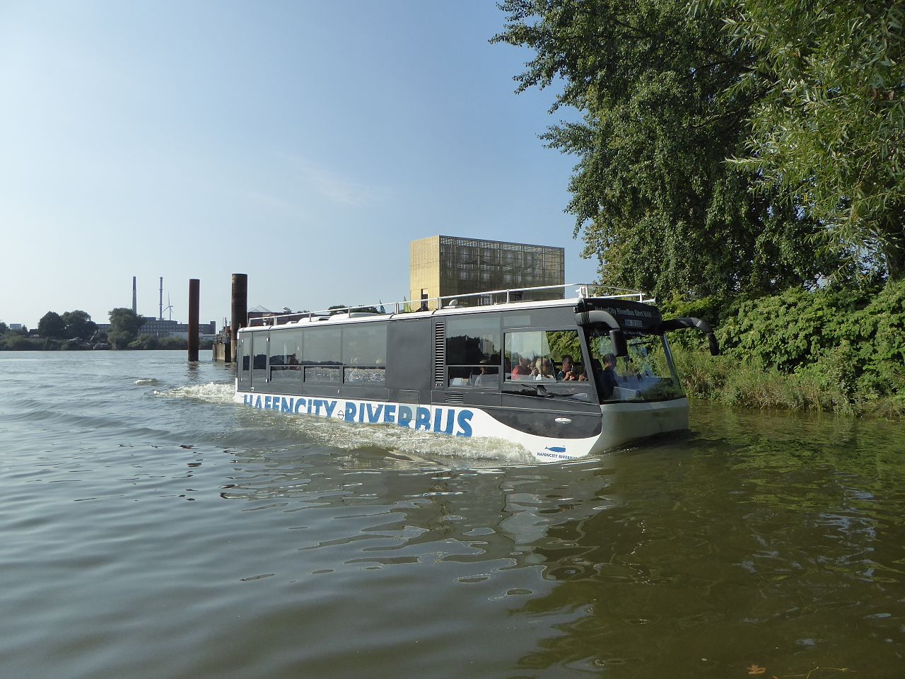 HafenCity Riverbus - bus yang bisa melaju didarat dan di atas air