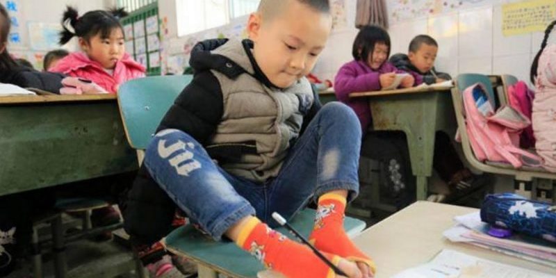 Bocah 8 Tahun Mahir Menulis Aksara China Hanya Dengan Kaki