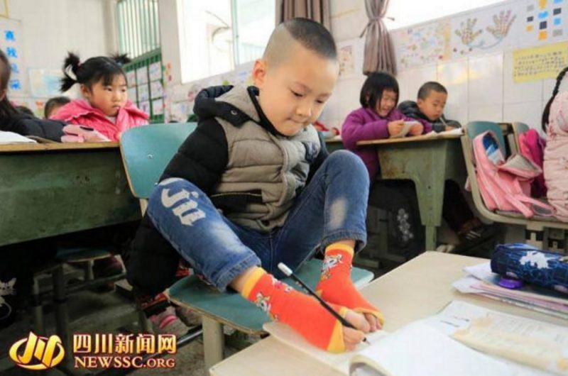 Bocah 8 Tahun Mahir Menulis Aksara China Hanya Dengan Kaki