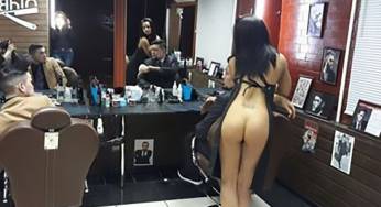 Salon Potong Rambut Dengan Penata Rambut Setengah Telanjang