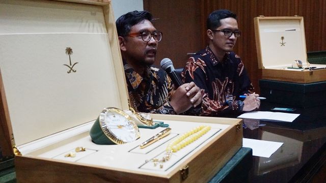 Satu Box Berisi Jam Rolex dari Raja Salman kepada Gubernur Bali