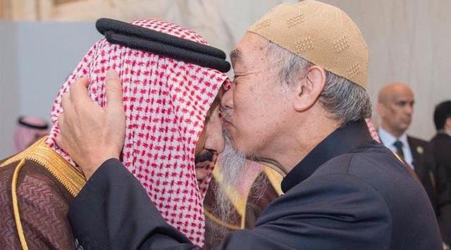Seorang Cina yang Mencium Kening Raja Salman