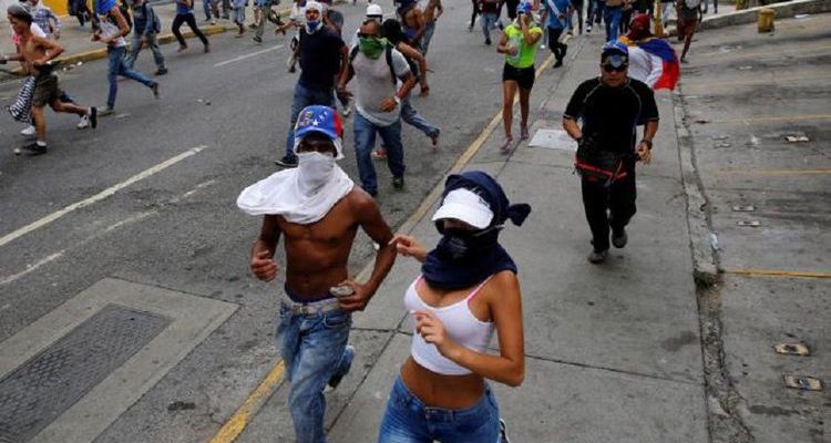 Dua Pelajar dan Satu Aparat Tewas, Venezuela Dilanda Kerusuhan Massal