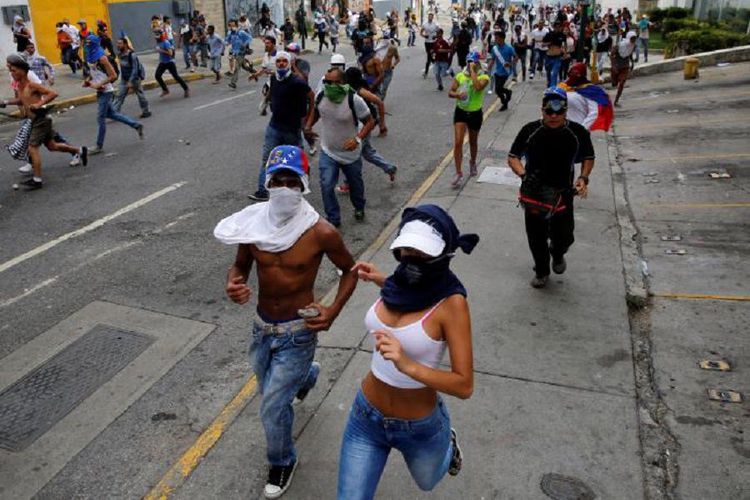 Dua Pelajar dan Satu Aparat Tewas, Venezuela Dilanda Kerusuhan Massal