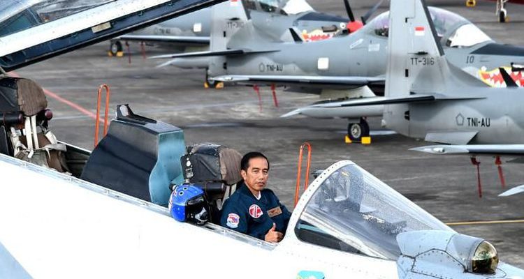 Jokowi Ucapkan HUT ke-71 TNI AU Dari Dalam Sukhoi