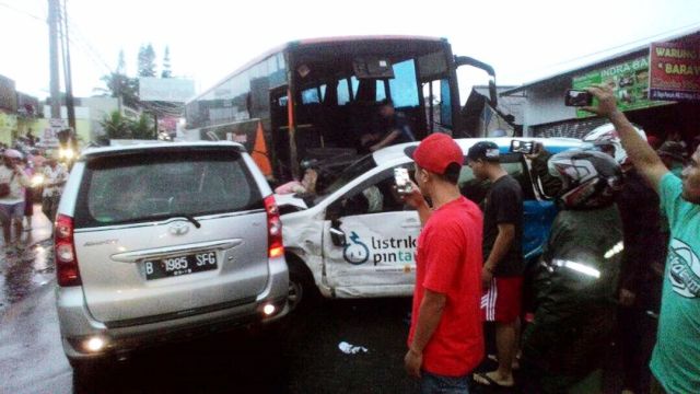 Kecelakaan Maut Akibat Bus Alami Rem Blong di Puncak