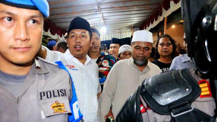 Ketua DPP FPI Jawa Tengah, Syihabuddin jalan keluar dikawal ketat polisi setelah pembentukan FPI Kota Semarang di rumah Zainal Petir di Bulu Lor, Semarang Utara, digagalkan sejumlah ormas, Kamis malam