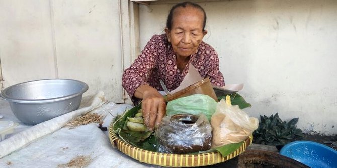 Penjual Jajan Pasar di Yogyakarta Langganan Soeharto, Mbah Satinem