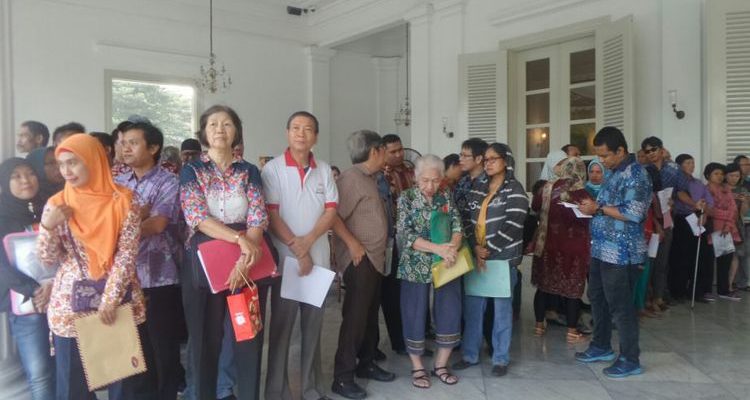 Warga Antre Buat Mengadu Sejak Pukul 05.00 WIB di Balaikota DKI
