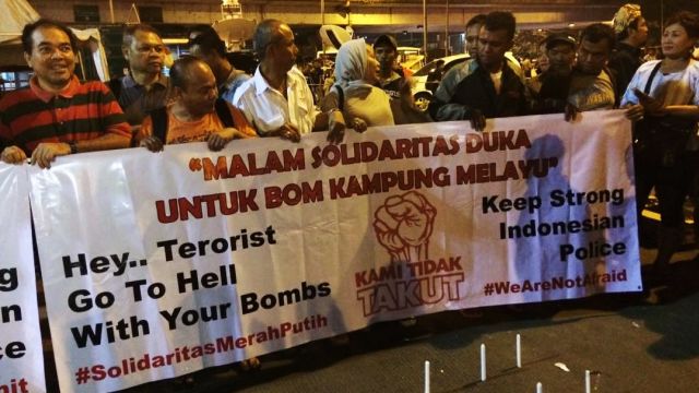 Aksi Menyalakan Lilin Lawan Teror Bom di Kampung Melayu