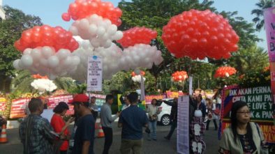 Balai Kota Dipenuhi 10.000 Balon Merah Putih dari Pendukung Ahok