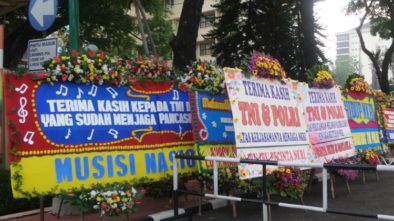 Giliran Mabes Polri Diserbu karangan Bunga, Seperti ini Isi Pesannya...