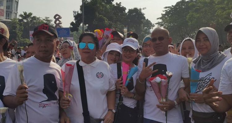 Relawan Anies-Sandi Bagikan Bunga Kertas di CFD, Syukuran Kemenangan