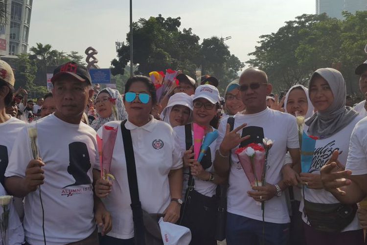 Relawan Anies-Sandi Bagikan Bunga Kertas di CFD, Syukuran Kemenangan