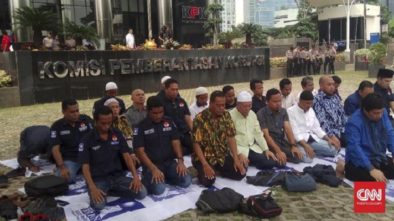 Ada Saja Cara Menarik Perhatian, Massa Utusan Amien Rais Salat Zuhur di Depan Gedung KPK