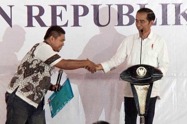Jokowi Serahkan 2.550 Sertifikat Tanah di Cilacap