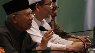 Ketua Umum Majelis Ulama Indonesia (MUI) Pusat, Maruf Amin (kiri) bersama Wakil Sekretaris Jenderal MUI Tengku Zulkarnain (tengah), dan Bendahara MUI Iing Solihin (kanan) memberikan keterangan pers kepada wartawan terkait penistaan agama yang dilakukan ole