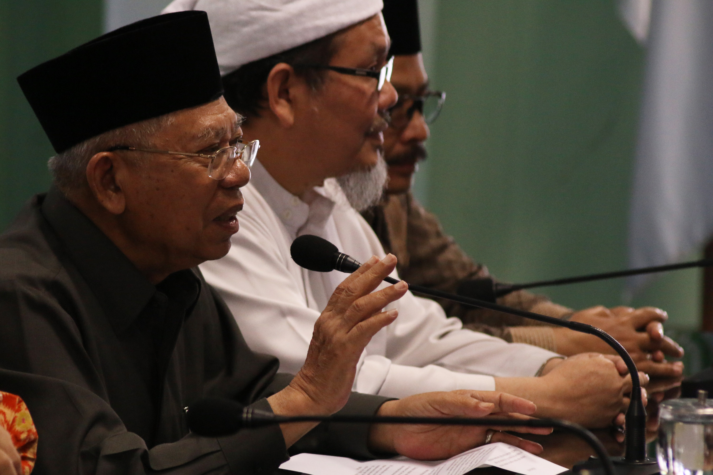 Ketua Umum Majelis Ulama Indonesia (MUI) Pusat, Maruf Amin (kiri) bersama Wakil Sekretaris Jenderal MUI Tengku Zulkarnain (tengah), dan Bendahara MUI Iing Solihin (kanan) memberikan keterangan pers kepada wartawan terkait penistaan agama yang dilakukan ole