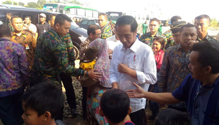Presiden Jokowi Bagikan Sembako dan Kurma untuk Warga Cibinong
