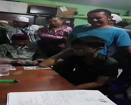 Sekumpulan Orang Interogasi Seorang Remaja yang Diduga Hina Rizieq Shihab