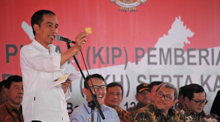 Terobos Paspampres, Purnawirawan Berlutut di Depan Jokowi