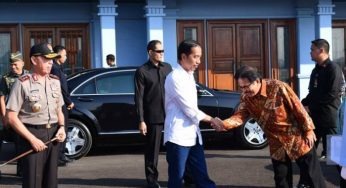 Tukang Becak Bingung, Tiba-tiba Mobil Kepresidenan Berhenti. Ternyata….