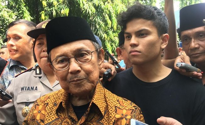 Ini Cerita Habibie Lengkapi Kontroversi Soal Akhir Karier 