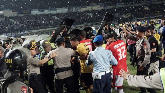 Ricuh, Pemain Persija Keluar Stadion Menggunakan Panser Anoa