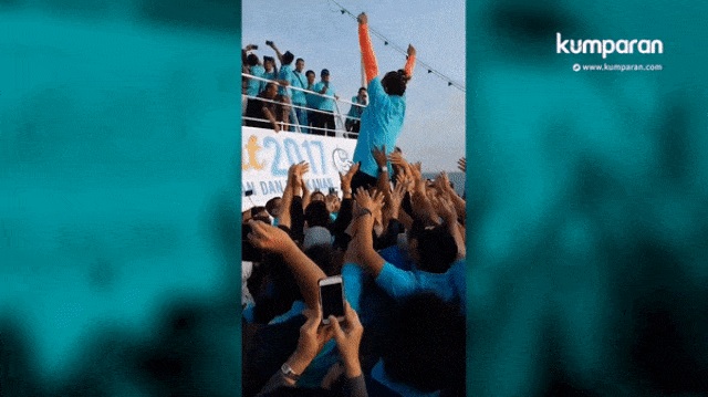 Viral Aksi Susi Pudjiastuti Crowd Surfing di Atas KM Kelud