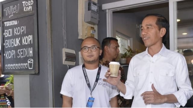 Vlog Jokowi saat Ngopi Santai bareng Keluarga di Kedai Kopi Tuku