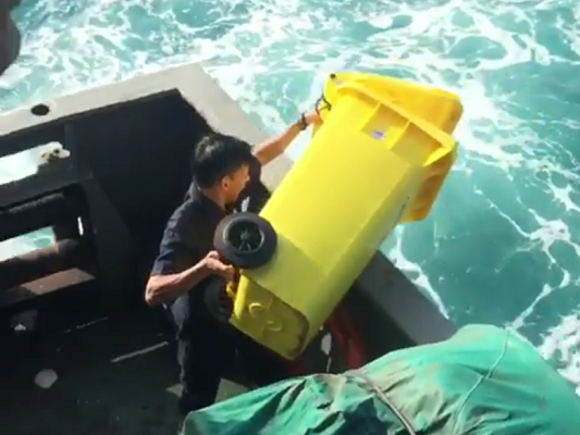 Miris Lihat Aksi Petugas Kapal Buang Sampah ke Laut Seperti Sudah Biasa