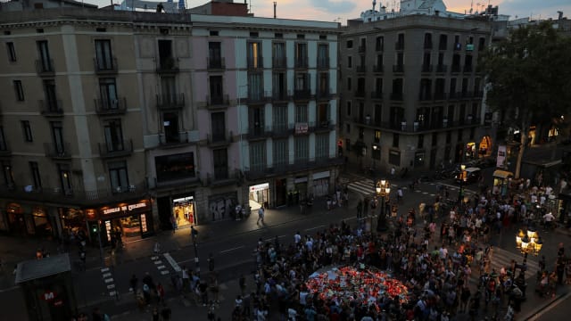 Duka di Barcelona Membuat Masyarakat Menyalakan Lilin