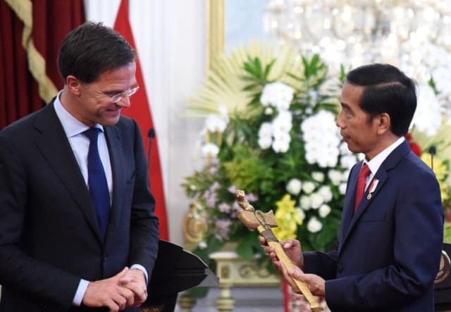 Jokowi Serahkan Ke Museum Keris dari PM Belanda