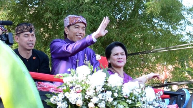 Jokowi Turun dari Kereta Pancasila dan Ikut Menonton Karnaval Kemerdekaan
