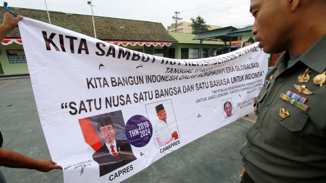 Spanduk Capres-Cawapres Jokowi-Gatot Nurmantyo Aparat Kodim Turunkan