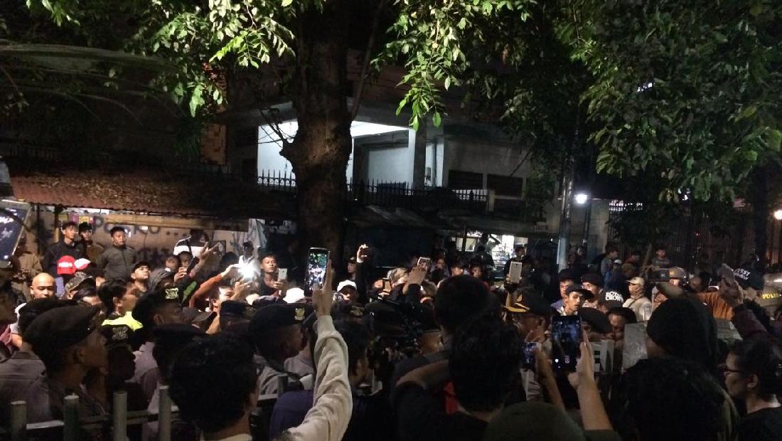 Aktivis LBH Jakarta Tak Bisa Keluar Gedung Karena Kepungan Massa