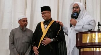 Syekh Beri Anies Jubah Kehormatan atas Terpilihnya jadi Gubernur Jakarta