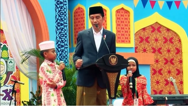 Jokowi Bagi Sepeda di Banjarmasin, Bocah Kasih Kode Sampai Ibu Minta Laptop
