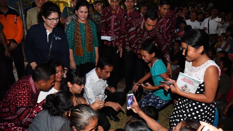 Jokowi Berikan Bantuan Untuk Pengungsi Gunung Agung Rp 7,2 Milliar
