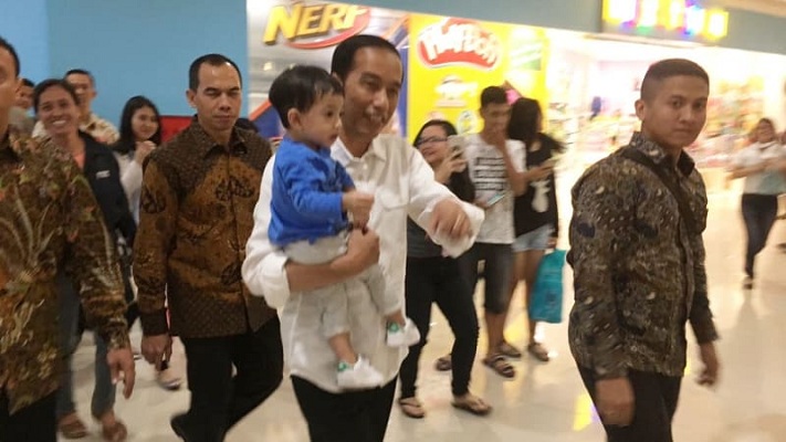 Tak Sia-siakan Waktu Luang, Jokowi Ajak Cucu Main ke Mall