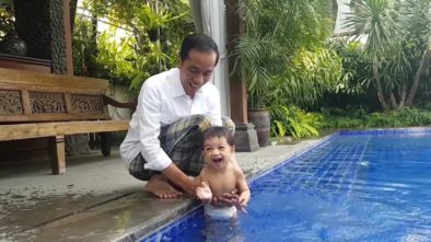 Keseruan Jokowi Bermain Pedang-pedangan Mandikan Cucu