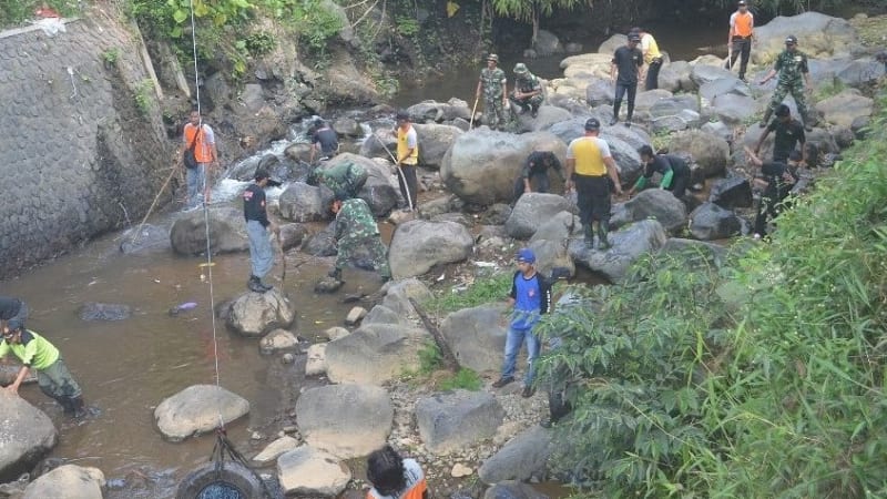 Polres Wonosobo Bersih-bersih Sungai Setelah Pelaku Tertangkap
