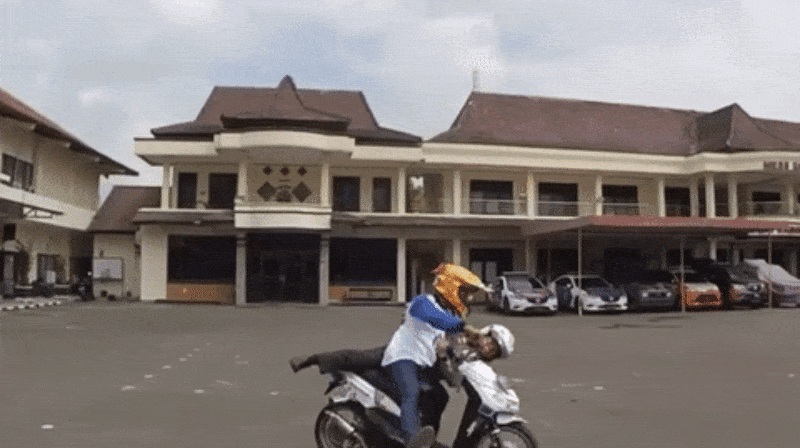 Viral Aksi Freestyle Bonceng Polisi Sampai Sempoyongan di Cilacap
