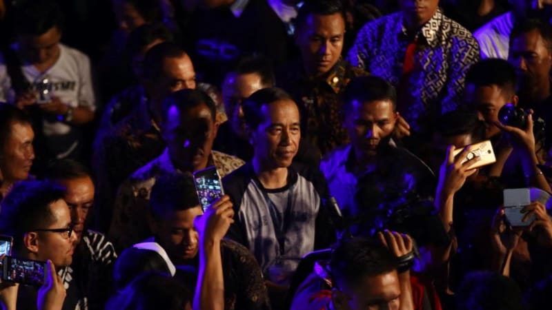 Jokowi Nonton Ebiet G Ade Lalu Deadsquad di Synchronize Fest 2017