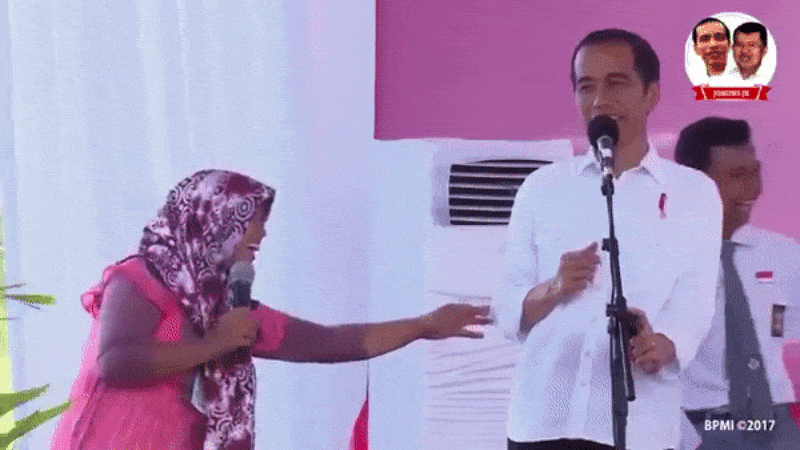 Kocaknya Saat Seorang Ibu "Cablek" Presiden Jokowi di Kalimantan