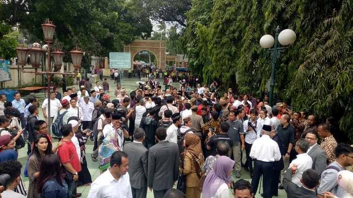 Pengemis di Masjid Sunda Kelapa Dongkol Terhadap Anies Sandi