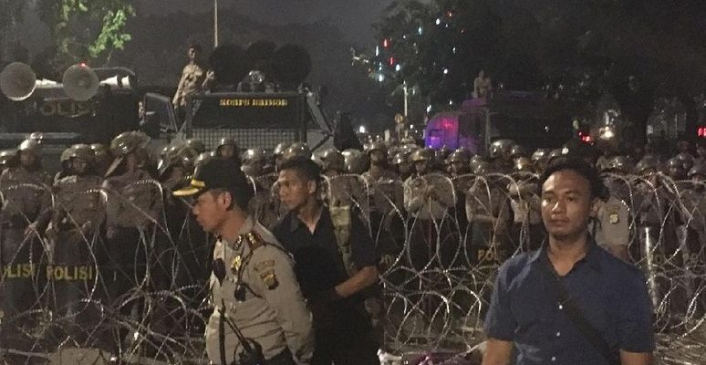 Polisi Siagakan Water Canon Setelah Massa Lewati Waktu Batas Demo