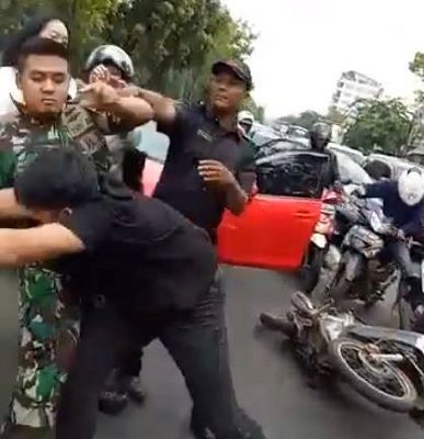 Prajurit TNI Terlibat Adu Pukul dengan Pria Gara-gara Sampah